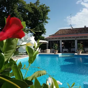 relais-villa-roncuzzi-russi.emilia-romagnahotels.net/